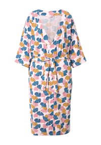 Kimono in stile floreale di colore rosa, con motivi a foglia blu e gialla, scollatura a V profonda, maniche corte e vita legata. Tessuto morbido.