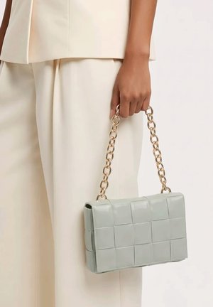 Outfitters Nation, BOLSO RÍGIDO ACOLCHADO CON CADENA Y BANDOLERA - Bolso de mano - verde