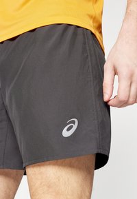 ASICS CORE SHORT - Pantalón corto de deporte - graphite grey