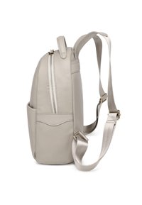 Zaino in pelle grigia con forma arrotondata, chiusura con zip, cinturini regolabili e tasca frontale. Presenta una texture liscia e una cucitura sottile.