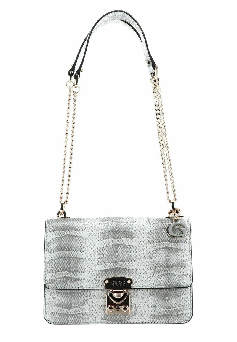 Sac à main en simili cuir serpent gris avec une bandoulière en cuir noir, des accents en chaîne argentée et une fermeture à fermoir métallique avec un logo en relief.