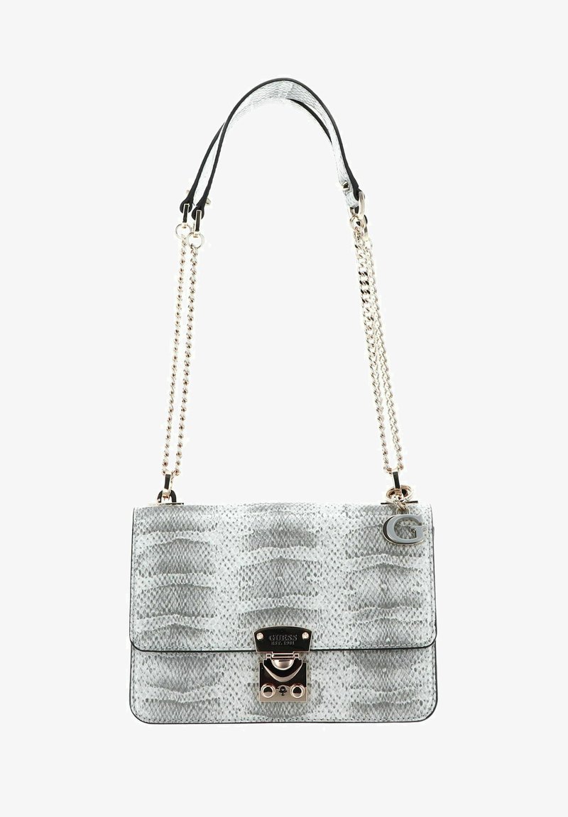 Sac à main en simili cuir serpent gris avec une bandoulière en cuir noir, des accents en chaîne argentée et une fermeture à fermoir métallique avec un logo en relief.