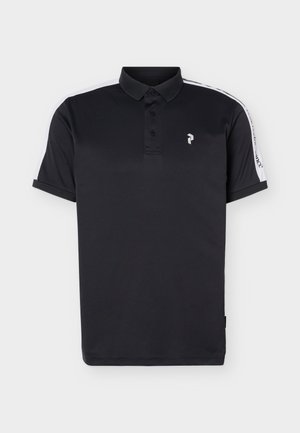 Polo noir à manches courtes avec trois boutons, bande blanche avec texte sur l'épaule droite et petit logo blanc sur la poitrine gauche.