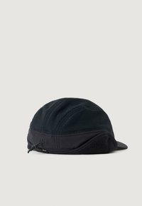 Gorra negra con tela texturizada, visera curva y secciones en contraste de mate y forro polar suave. Presenta un cordón ajustable en la parte trasera.