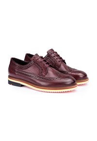 Bordeaux læder brogues med dekorative perforeringer; flad sål med kontrasterende gule og sorte accenter; rund tå, klassisk snøredesign.