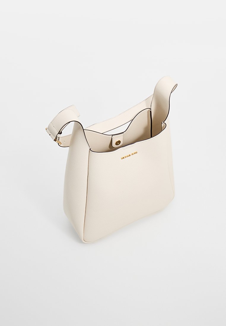 Borsa a spalla in pelle crema con design strutturato, ampia apertura superiore, dettagli in metallo dorato e piping nero lungo i bordi.