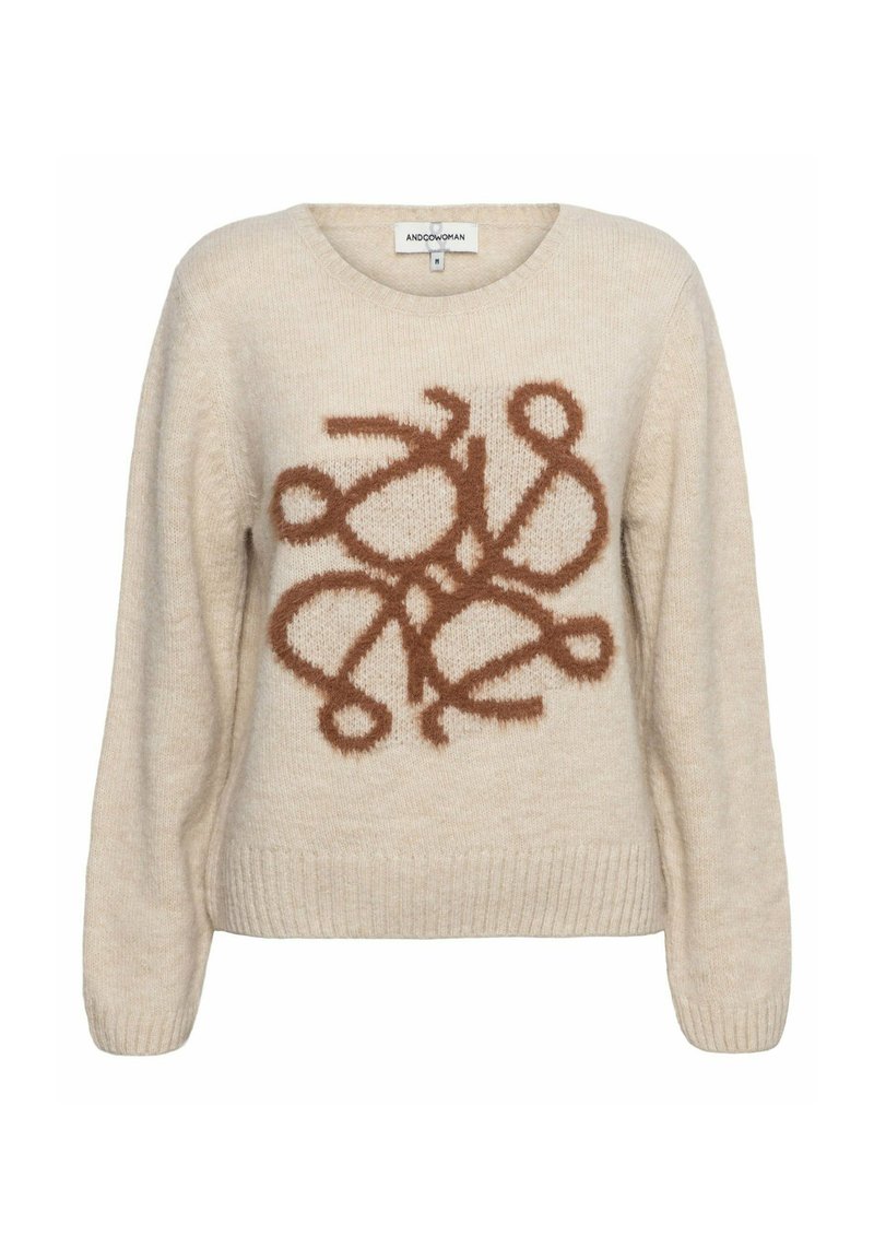 Beige trui van zacht materiaal, met een groot, getextureerd bruin abstract ontwerp aan de voorkant; ronde halslijn en geribbelde zoom.