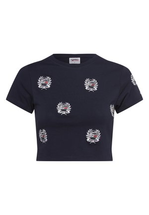 T-shirt bleu marine court à manches courtes, arborant plusieurs logos de couronnes de laurier blanches avec le texte "Tommy Jeans" en rouge et blanc.