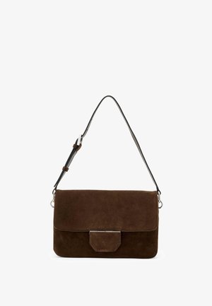 Bruine suède handtas met een klepafsluiting en metallic accent. Voorzien van een zwart leren schouderband bevestigd met zilveren hardware.