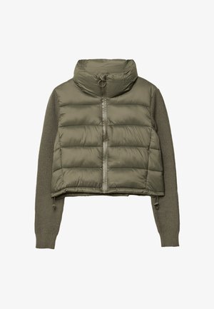 Kurze Puffjacke in Olivgrün mit Reißverschluss, hohem Kragen und kontrastierenden Zopfmuster-Ärmeln. Weicher, gesteppten Textur.