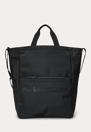 Fekete Polo Ralph Lauren bevásárlótáska dupla fogantyúval, elülső cipzáras zsebbel és állítható oldalszíjakkal.