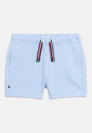 Lyseblå shorts til småbørn med elastik i taljen, rød-hvid-blå stribet snøre og sidelommer på hvid baggrund.