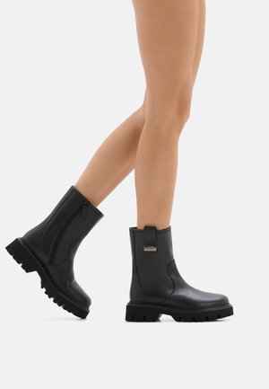 Stivaletti con plateau - black