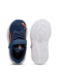 Marineblaue Sportsneaker mit orangefarbenen Akzenten, einem Obermaterial aus Mesh, verstellbarem Riemen, flacher weißer Außensohle und strukturiertem Profil.