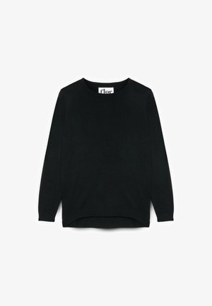 Sort striktrøje med lange ærmer, rund halsudskæring og slidser i siderne. Blød tekstur, enkelt design og ingen synlige mønstre eller detaljer.