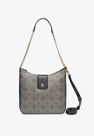 Bolso de mano gris con patrón y acabado texturizado, detalles en cuero negro, cadena y correa ajustable, con un detalle de logo dorado en la parte frontal.