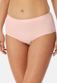 Helle rosa Hipster-Unterwäsche aus glattem, dehnbarem Stoff mit nahtlosem Bund und niedrigem Schnitt, entworfen für Komfort und Abdeckung.