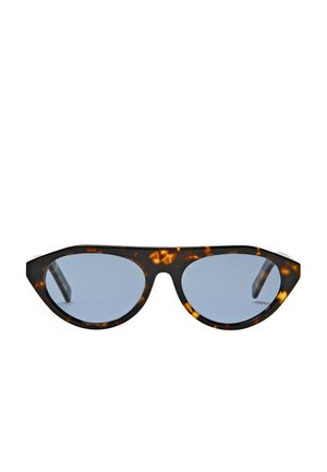 Katzenaugen-Sonnenbrille im Tortoiseshell-Stil mit blauen Gläsern, vor einem schlichten weißen Hintergrund positioniert. Keine Personen oder anderen Gegenstände sichtbar.