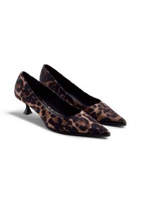 Zapatos de tacón con estampado de leopardo, de puntera afilada y tacón bajo tipo kitten. Hechos de un tejido suave, presentan un patrón de color negro y marrón.