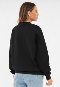 Johnny Urban CARTER OVERSIZED CREWNECK - Felpa - schwarz logo print