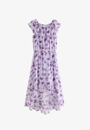 Lavendelfarvet kjole med bare skuldre og elastik i taljen, prydet med lilla sommerfugleprint, med flæsekant forneden og på ærmerne.