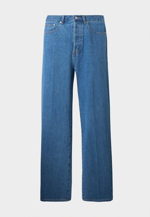 Jeans de denim azul claro com corte reto. Apresentam cinco bolsos, fecho de botão e detalhes de costura minimalistas.