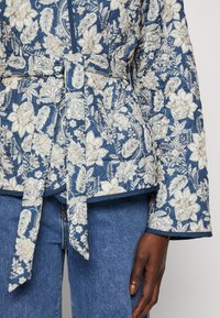 Vero Moda Tall VMJANE REVERSIBLE JACKET - Välikausitakki - blue/beige