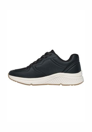 Scarpe sportive nere con tomaia in pelle texture, intersuola bianca e suola in gomma. Presentano lacci neri e linee di design sottili sui lati.