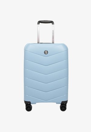 Hartschalenkoffer in Hellblau mit Chevron-Muster, ausziehbarem silbernem Griff und vier schwarzen Rädern für Mobilität.