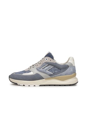 Chaussures de sport composées d'un mélange de tissus gris, bleu et beige. Elles présentent une tige texturée, une fermeture à lacets, et une semelle blanche épaisse offrant un bon amorti.