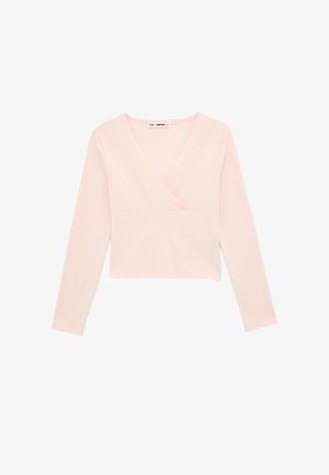 Lichtroze wikkelshirt met lange mouwen, een V-hals en een aansluitende taille, gemaakt van zachte, soepele stof.