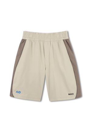 Short beige à taille élastique avec panneaux latéraux marron, logo bleu "AO" sur la jambe gauche et logo noir "BOSS" sur la jambe droite.