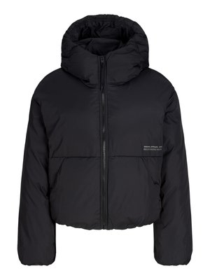 Mustad lühike puffer jakk, millel on kõrge, kokku tõmmatud kapuuts, eesmine tõmblukk ja sile, tekstuuriga kangas. Minimalistlik disain, ilma nähtavate mustriteta.