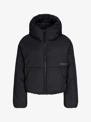 Casaco puffer cropped preto com capuz alto e franzido, fecho frontal e tecido suavemente texturizado. Design minimalista sem padrões visíveis.