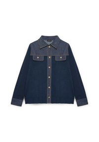 Jachetă din denim cu un corp albastru închis, umeri din denim mai deschis și clapete pentru buzunare, guler cu ținte și închidere cu nasturi. Manșete și tiv poros.