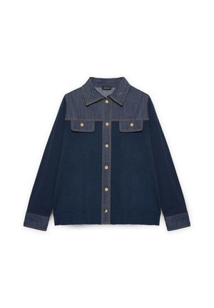 Jeansjacket met een donkerblauwe body, lichtere denim schouderstukken en zakflappen, studs op de kraag en knoopsluiting. Geribbelde mouwen en onderkant.