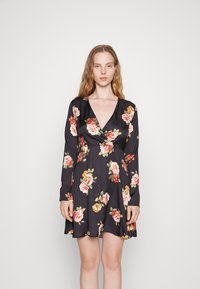 Vestido preto com estampa floral, de mangas longas, apresentando um design envolvente e padrões coloridos de rosas. Tecido suave e barra rodada.