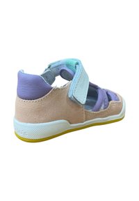 Zapato de bebé con parte superior de ante rosa, detalles en lavanda y suela blanca. Con correa ajustable y diseño transpirable. Suela antideslizante.