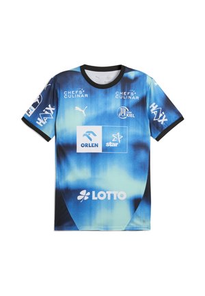Maglietta sportiva a maniche corte blu e nera con un design a gradiente, scollatura rotonda e diversi loghi di sponsor stampati sul davanti.