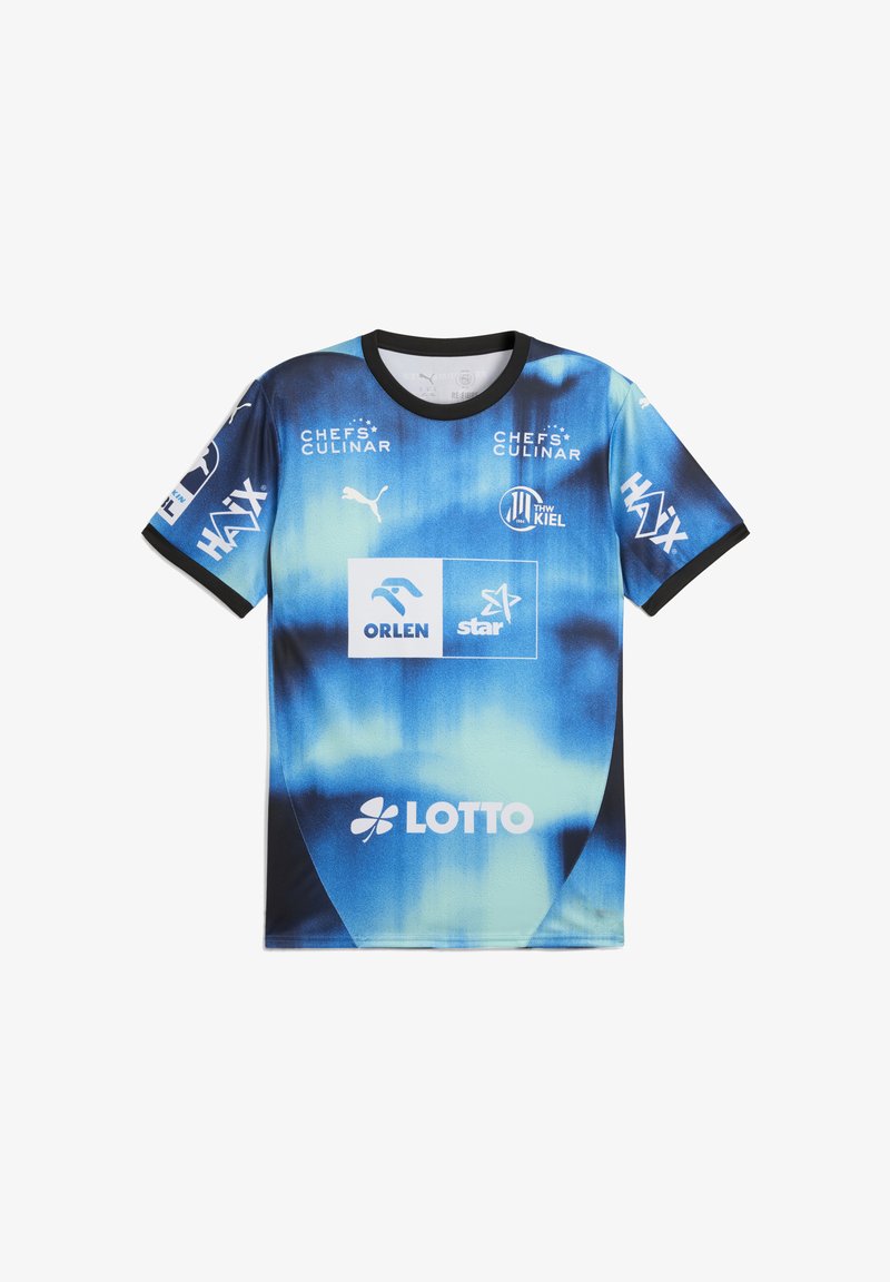 Camisa deportiva de manga corta en azul y negro con un diseño de degradado, cuello redondo y múltiples logotipos de patrocinadores impresos en la parte delantera.