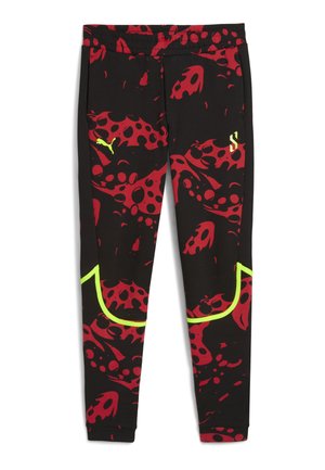 Sorte sweatpants med et rødt og sort splatter-trykt, prydet med en neon grøn accent og Puma-logoen på den øverste front.