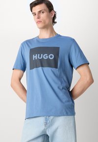 HUGO DULIVE - Potiskana majica - medium blue