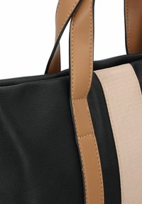 Borsa a tracolla nera in pelle con dettagli beige. Presenta una finitura strutturata, manici lisci e un pannello beige chiaro a contrasto.