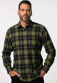 Groen-zwart geruit flanellen overhemd met grijze accenten, knoopkraag en lange mouwen, met een ontspannen pasvorm en een zachte textuur.