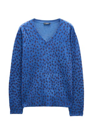 Niebieski sweter w serek z teksturowanym splotem, zdobiony burgundowymi kropkami na całej powierzchni. Rękawy i dół wykończone ribbą, luźny krój.