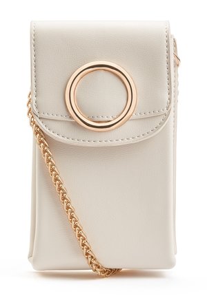 Mała beżowa skórzana torebka na ramię z złotym okrągłym zapięciem i pasującym złotym łańcuszkiem, kompaktowy i prostokątny design.