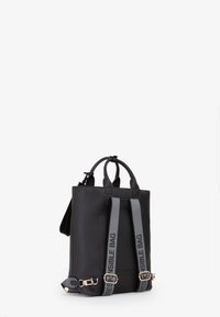 Zaino in pelle nera con due spallacci grigi regolabili etichettati "BORSA RESPONSABILE", doppi manici superiori e accessori in tono oro su sfondo bianco.