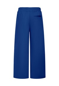 Široke modre hlače z elastičnim pasom in enim zadnjim žepom, prikazane na belem ozadju.
