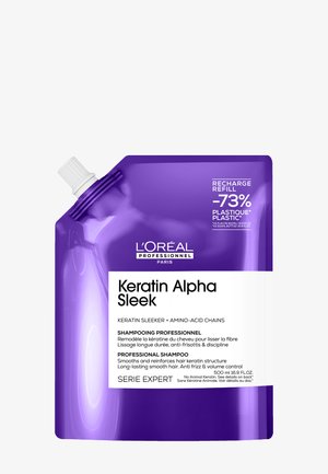 Paarse navulverpakking van L'Oréal Professionnel Keratin Alpha Sleek shampoo met witte dop en productdetails op het voorlabel.