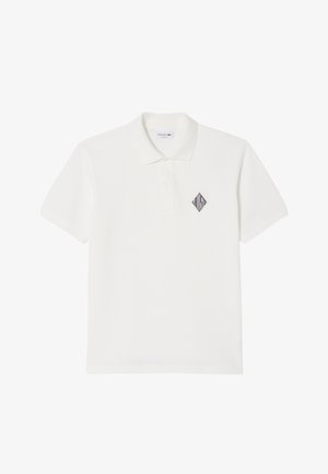 Weißes Poloshirt aus Baumwolle mit klassischem Kragen, kurzen Ärmeln und einem schwarzen, diamantförmigen Logo auf der linken Brust.